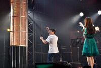 車を運転する仕草で去っていくconnie。