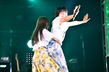 Megu（右）に抱きつくNao☆（左）。