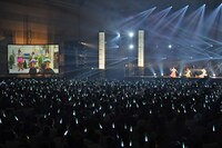 結成当初から今年7月20日までの古町7番町でのライブ映像をバックに「Falling Stars」を歌うNegicco。