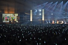 結成当初から今年7月20日までの古町7番町でのライブ映像をバックに「Falling Stars」を歌うNegicco。