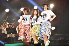 肩を組んでラインダンスするNegicco。