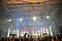 緑と銀のテープが舞う朱鷺メッセ。