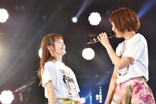 Kaede（右）を見つめるNao☆（左）。