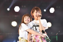 Kaede（右）に抱きつくNao☆（左）。