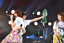 Kaede（左）を抱いたままNao☆（右）に抱き付こうとするMegu（中央）。