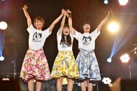 手をつないで挨拶するNegicco。