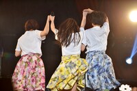 手をつないだままステージを去るNegicco。