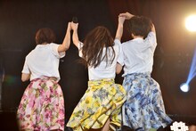 手をつないだままステージを去るNegicco。