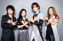 ウィッシュポーズを決めた森友嵐士（T-BOLAN）、倉木麻衣、DAIGO、大黒摩季。（Photo by MASA）