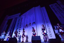 「私が観たいから」と桜エビ～ずにライブするよう促す柏木ひなた（左端）。