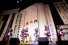 閉じた幕の前でパフォーマンスを行う桜エビ～ず。