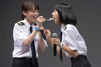 武田玲奈にケーキを食べさせる飯豊まりえ。