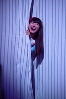 幕から飛び出す柏木ひなた。