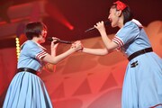 手をつなぐ安本彩花（左）と小林歌穂（右）。