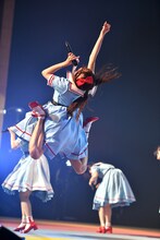 豪快にジャンプする星名美怜。