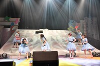 投げ入れた球根に水を与える柏木ひなた（上段左）と星名美怜（上段右）。