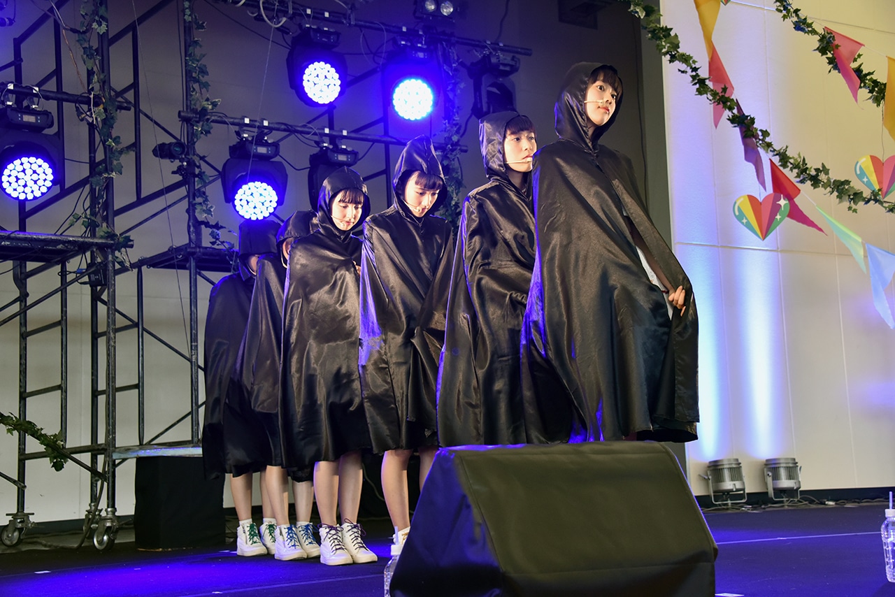 黒いマントに身を包んだときめき▽宣伝部。