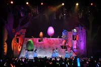 次々と巨大な花が咲くステージ。