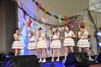 垂れ幕の紐を引っ張るときときめき▽宣伝部。