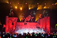 不思議なオブジェをバックに「でかどんでん」を歌うエビ中。