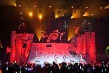 不思議なオブジェをバックに「でかどんでん」を歌うエビ中。