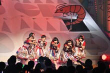 小型カメラの装着を依頼された最前列の観客を「ドーン！」と指差すエビ中。