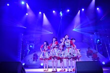 SUSHIBOYSとエビ中によるコラボレーションの様子。