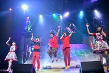 SUSHIBOYSとエビ中によるコラボレーションの様子。