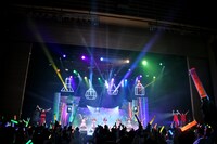 SUSHIBOYSとエビ中によるコラボレーションの様子。