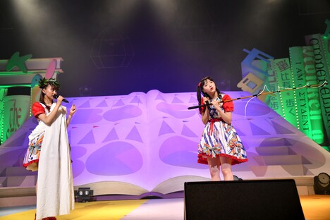 女神（左）の質問にキョトンとする浦島莉子（右）。