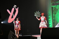 「ど」を持って現れた真山りか（左）と仁王立ちの天狗（右）。