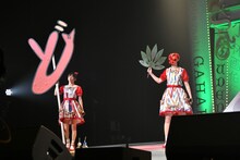 「ど」を持って現れた真山りか（左）と仁王立ちの天狗（右）。