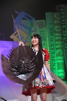 カブトガニの尻尾を握る柏木ひなた。