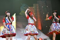 天狗のお面を付けたままアナーキーなライブを展開する小林歌穂（中央）。