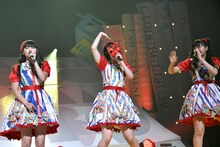 天狗のお面を付けたままアナーキーなライブを展開する小林歌穂（中央）。