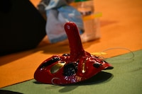 ステージ上に置かれた天狗の面。