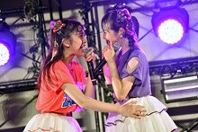 見つめ合う小泉遥香（左）と小高サラ（右）。