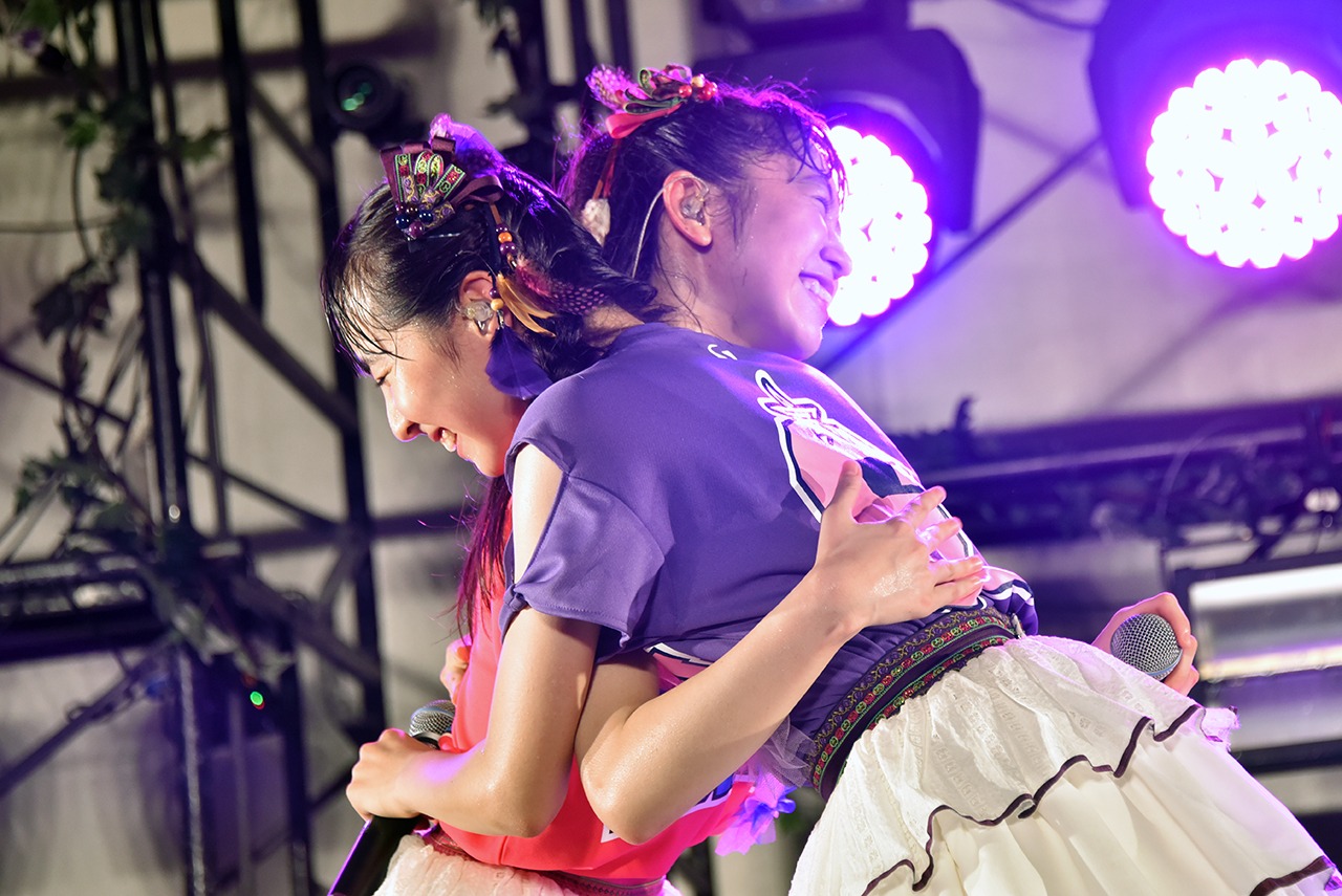 抱き合う小泉遥香（左）と小高サラ（右）。