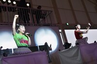 左から吉川ひより、坂井仁香。