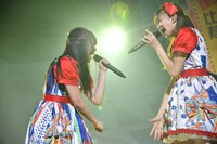 見つめ合って歌う柏木ひなた（左）と星名美怜（右）。