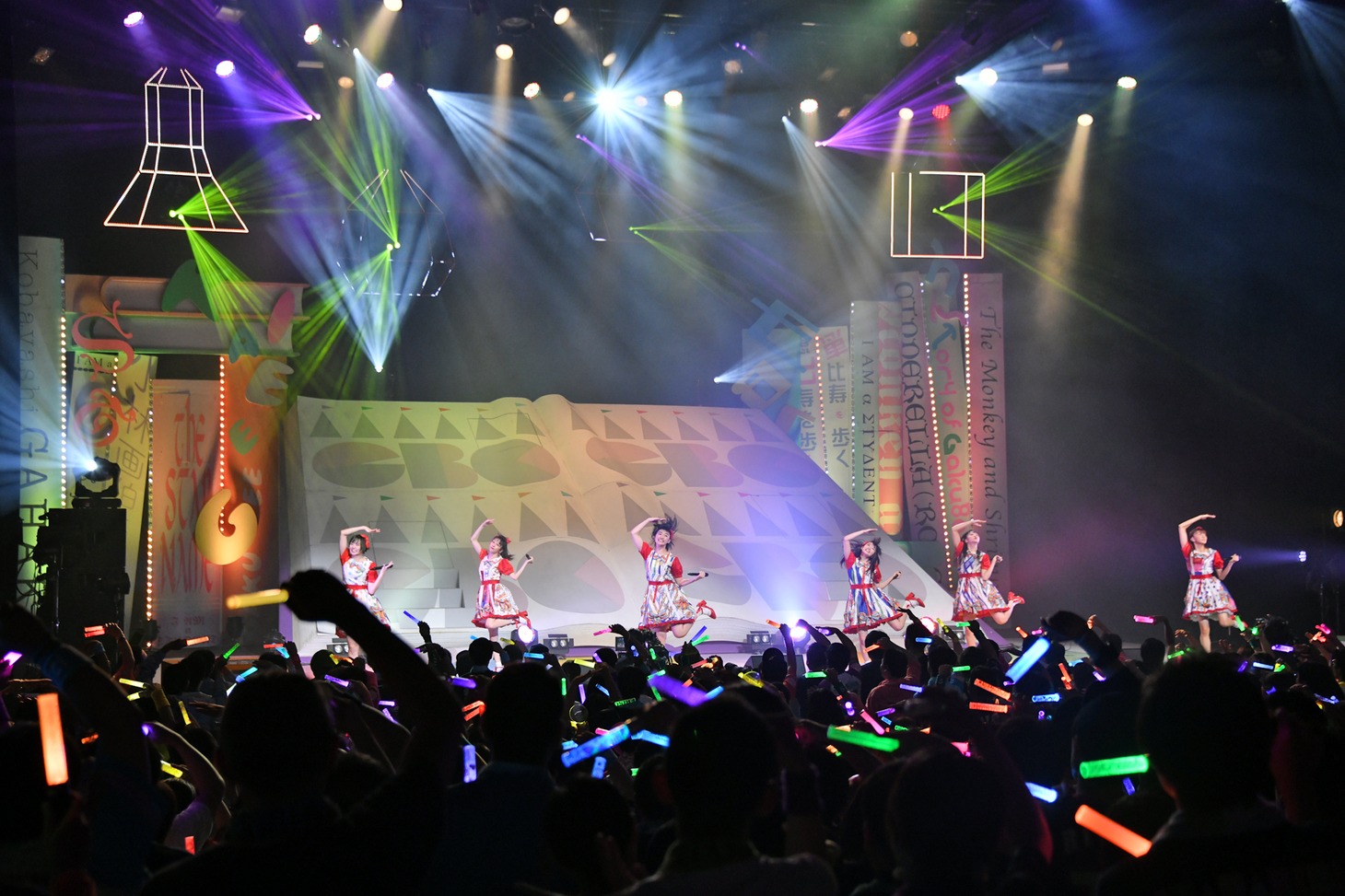 「私立恵比寿中学 SHAKARIKI SPRING TOUR 2018～New,Gakugeeeekai of Learning～（新・学芸会のすヽめ）」最終公演の様子。