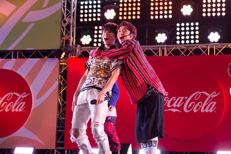 「Summer love」でタカシ（左）をハグするユーキ（右）。（撮影：深野輝美）