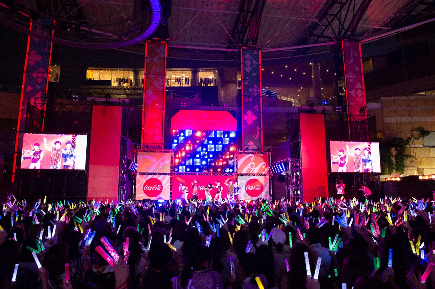 超特急「コカ・コーラ SUMMER STATION 音楽LIVE」の様子。（撮影：深野輝美）
