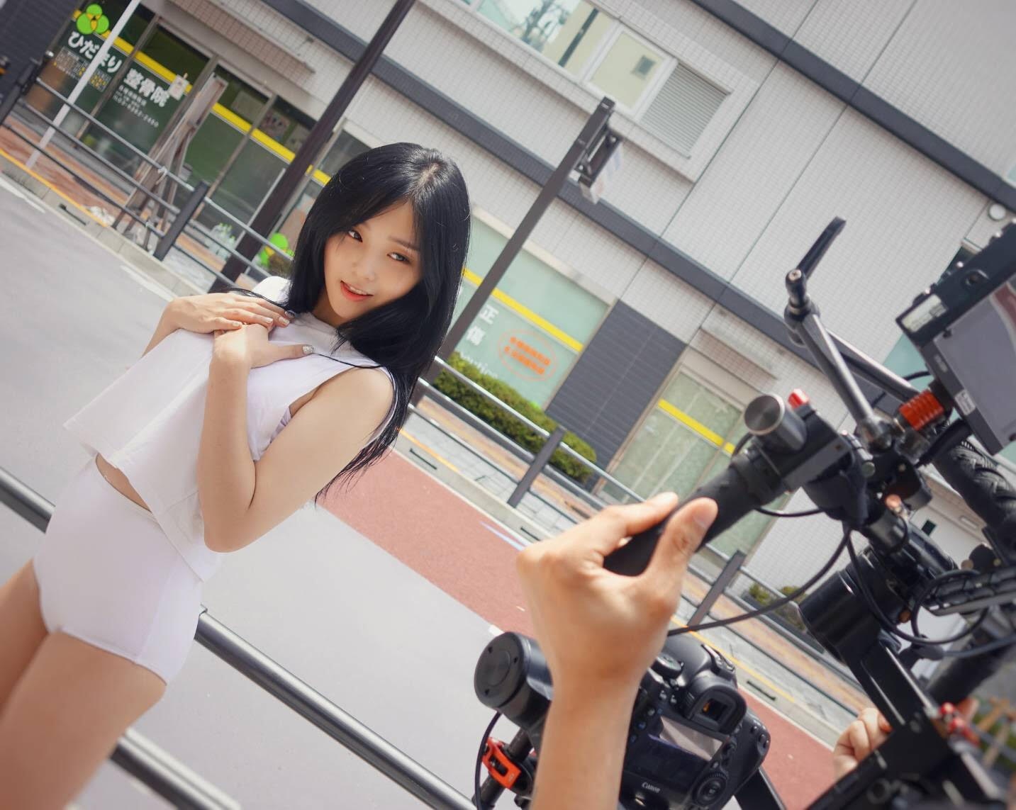 Eyedi「Sing -Japanese ver.-」ミュージックビデオ“White”バージョン撮影時の様子。（写真提供：ポニーキャニオン）