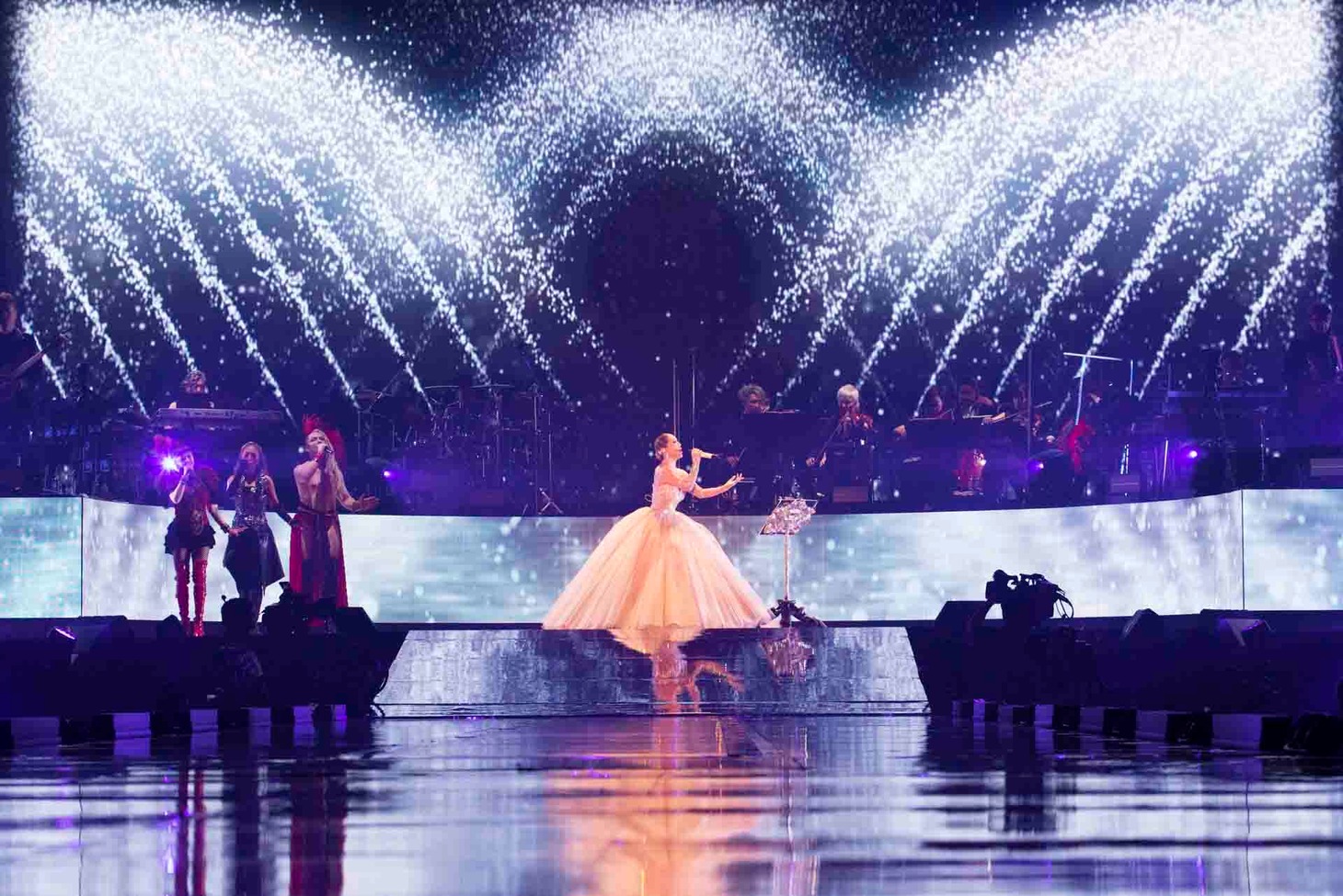 浜崎あゆみ「ayumi hamasaki ARENA TOUR 2018 ～POWER of MUSIC 20th (A)nniversary～」大阪城ホール公演の様子。