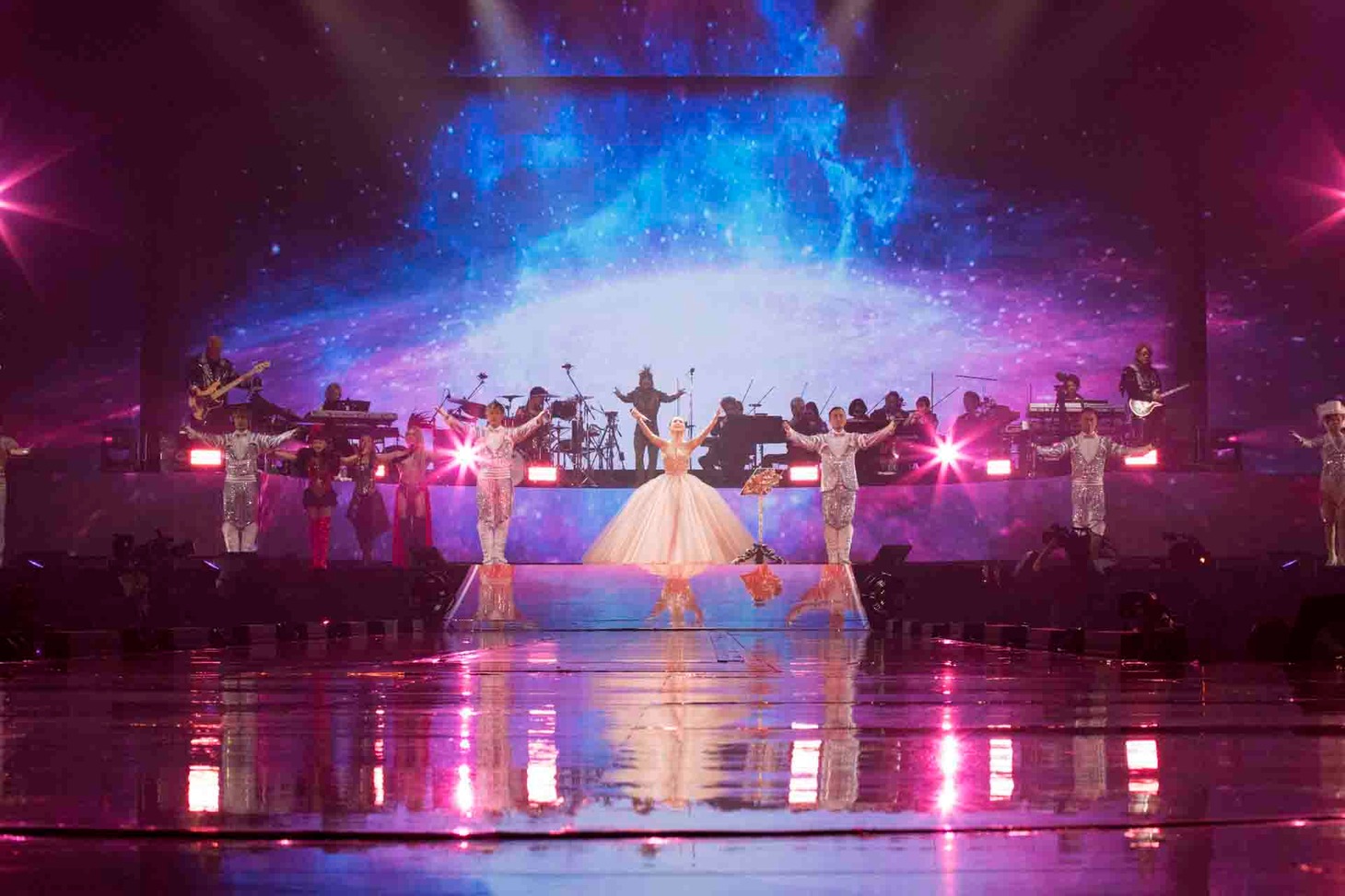 浜崎あゆみ「ayumi hamasaki ARENA TOUR 2018 ～POWER of MUSIC 20th (A)nniversary～」大阪城ホール公演の様子。