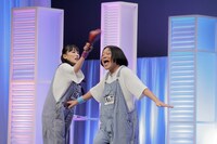 コント「人類史上初！車になった人」で永野（右）の頭をスリッパで叩く高城れに（左）。（撮影：塚田亮平）