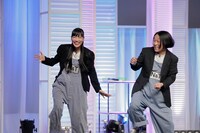 コント「お葬式の途中でパーッとしたくて外に出る兄妹」で踊る高城れに（左）と永野（右）。（撮影：塚田亮平）