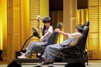 コント「恐怖！生卵タクシー」で永野（右）にエア生卵を叩きつける高城れに（左）。（撮影：塚田亮平）