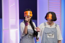 ももいろクローバーZのグッズ「ももクロChanマトリョーシカ」で紫のマトリョーシカが小さかったことに憤る高城れに（左）。（撮影：塚田亮平）